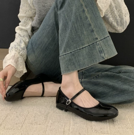 Alice | Graceful Patent Mary Jane Flats with Round Toe