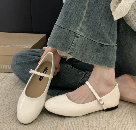 Alice | Graceful Patent Mary Jane Flats with Round Toe